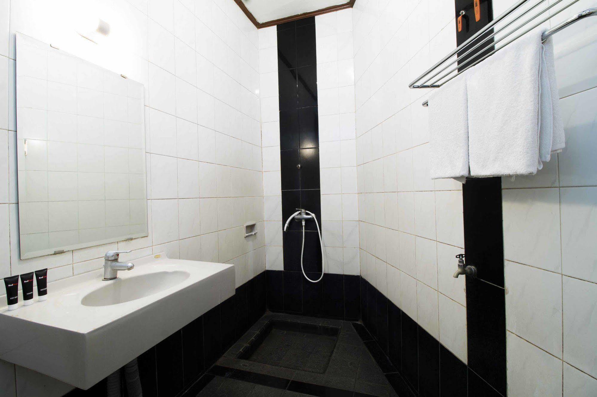 Reddoorz @ Dago Hotel Bandung Bagian luar foto