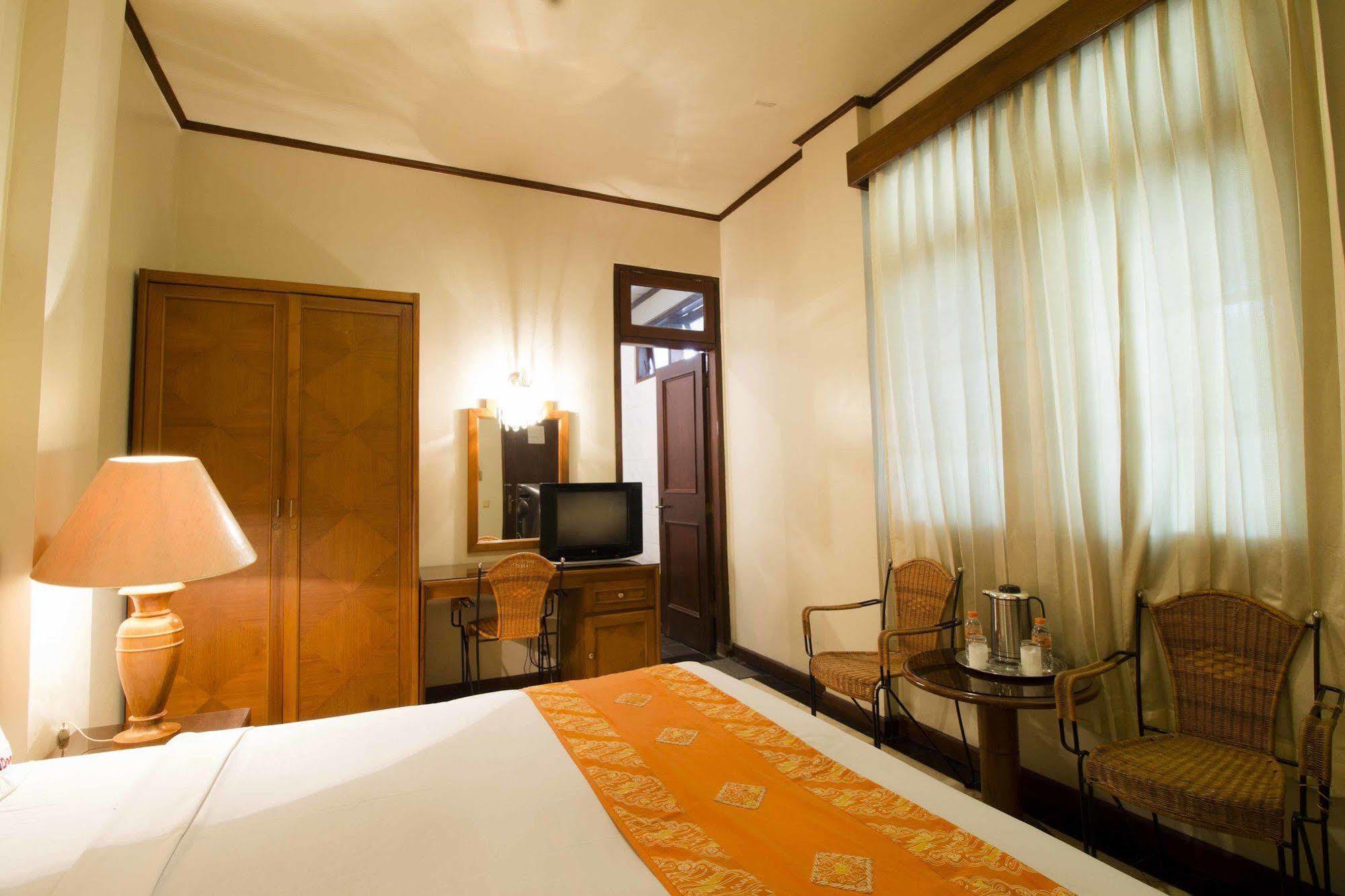 Reddoorz @ Dago Hotel Bandung Bagian luar foto