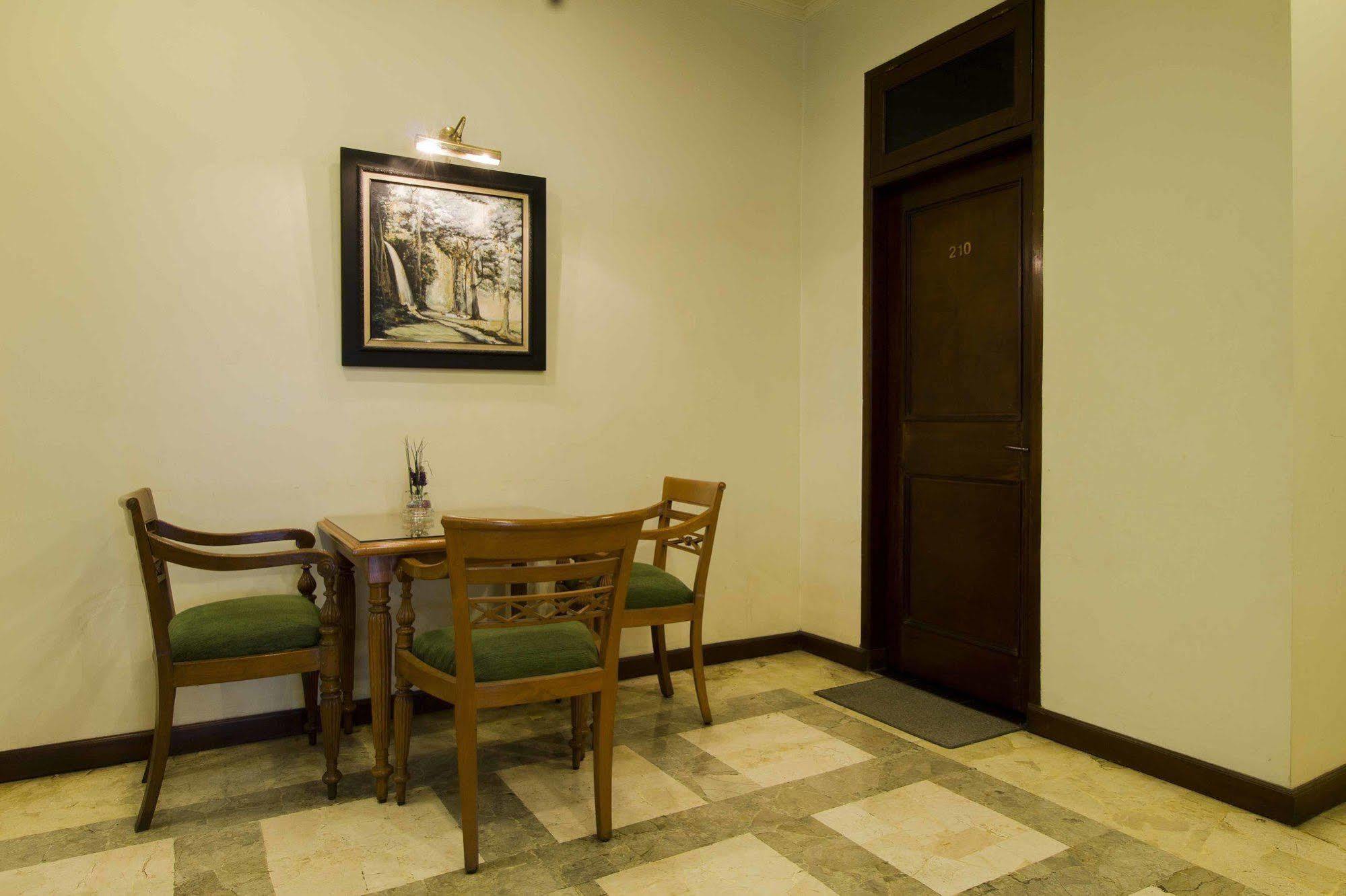 Reddoorz @ Dago Hotel Bandung Bagian luar foto